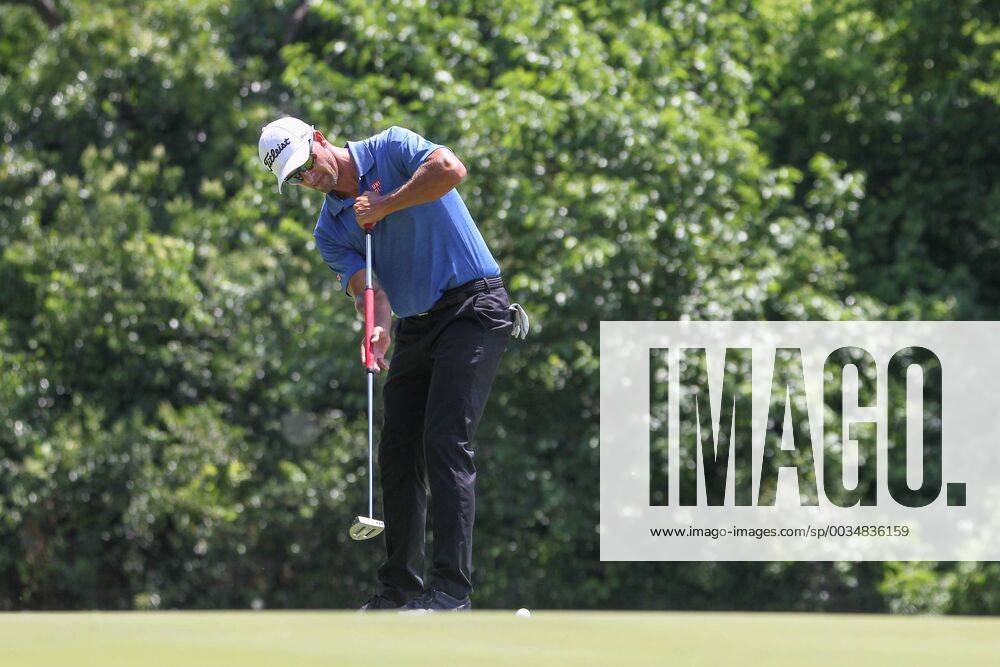 FORT WORTH, TX - MAY 25: Adam Scott (AUS) putts on the 8th green during the second round of the Fort Worth Invitational on May 25, 2018 at Colonial Country Club in Fort Worth, TX. (Photo by George Walker Icon Sportswire) GOLF: MAY 25 PGA Golf Herren - Fort Worth Invitational Icon18052510