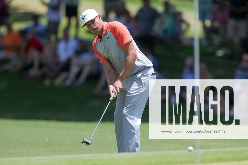 FORT WORTH, TX - MAY 25: Nick Watney putts on 5 during the second round of the Fort Worth Invitational on May 25, 2018 at Colonial Country Club in Fort Worth, TX. (Photo by Andrew Dieb Icon Sportswire) GOLF: MAY 25 PGA Golf Herren - Fort Worth Invitational Icon180525377