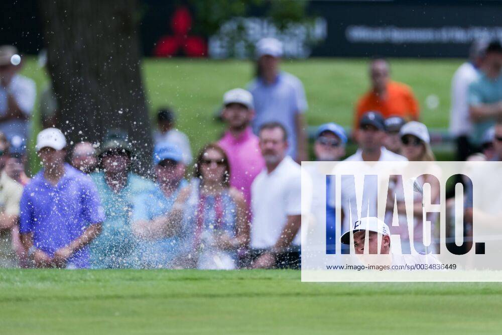 FORT WORTH, TX - MAY 25: Rickie Fowler hits from the green side bunker on 5 during the second round of the Fort Worth Invitational on May 25, 2018 at Colonial Country Club in Fort Worth, TX. (Photo by Andrew Dieb Icon Sportswire) GOLF: MAY 25 PGA Golf Herren - Fort Worth Invitational Icon180525408