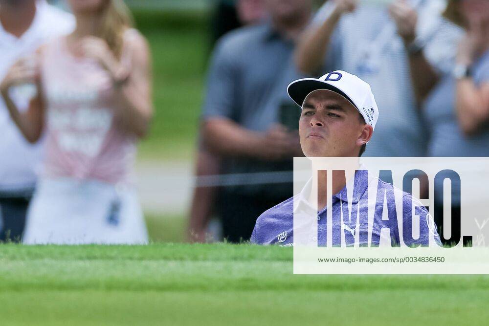 FORT WORTH, TX - MAY 25: Rickie Fowler hits from the green side bunker on 5 during the second round of the Fort Worth Invitational on May 25, 2018 at Colonial Country Club in Fort Worth, TX. (Photo by Andrew Dieb Icon Sportswire) GOLF: MAY 25 PGA Golf Herren - Fort Worth Invitational Icon180525411