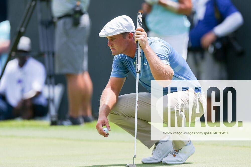 FORT WORTH, TX - MAY 25: Bryson DeChambeau of the United States lines up his putt on 5 during the second round of the Fort Worth Invitational on May 25, 2018 at Colonial Country Club in Fort Worth, TX. (Photo by Andrew Dieb Icon Sportswire) GOLF: MAY 25 PGA Golf Herren - Fort Worth Invitational Icon180525426