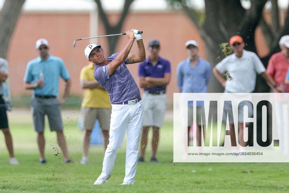 FORT WORTH, TX - MAY 25: Rickie Fowler hits his approach shot on 7 during the second round of the Fort Worth Invitational on May 25, 2018 at Colonial Country Club in Fort Worth, TX. (Photo by Andrew Dieb Icon Sportswire) GOLF: MAY 25 PGA Golf Herren - Fort Worth Invitational Icon180525489