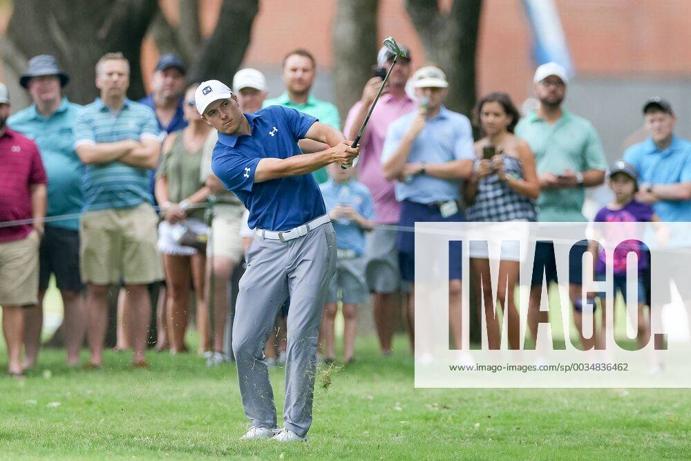 FORT WORTH, TX - MAY 25: Jordan Spieth of the United States hits his approach shot to 7 low under tree branches during the second round of the Fort Worth Invitational on May 25, 2018 at Colonial Country Club in Fort Worth, TX. (Photo by Andrew Dieb Icon Sportswire) GOLF: MAY 25 PGA Golf Herren - Fort Worth Invitational Icon180525570
