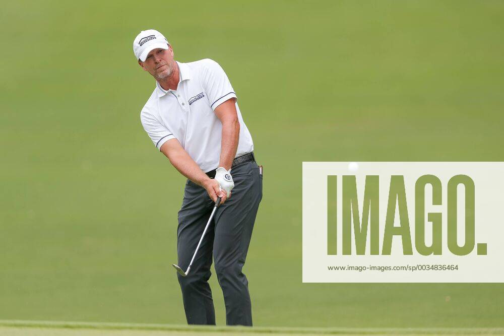 FORT WORTH, TX - MAY 25: Steve Stricker chips onto the 7 green during the second round of the Fort Worth Invitational on May 25, 2018 at Colonial Country Club in Fort Worth, TX. (Photo by Andrew Dieb Icon Sportswire) GOLF: MAY 25 PGA Golf Herren - Fort Worth Invitational Icon180525611