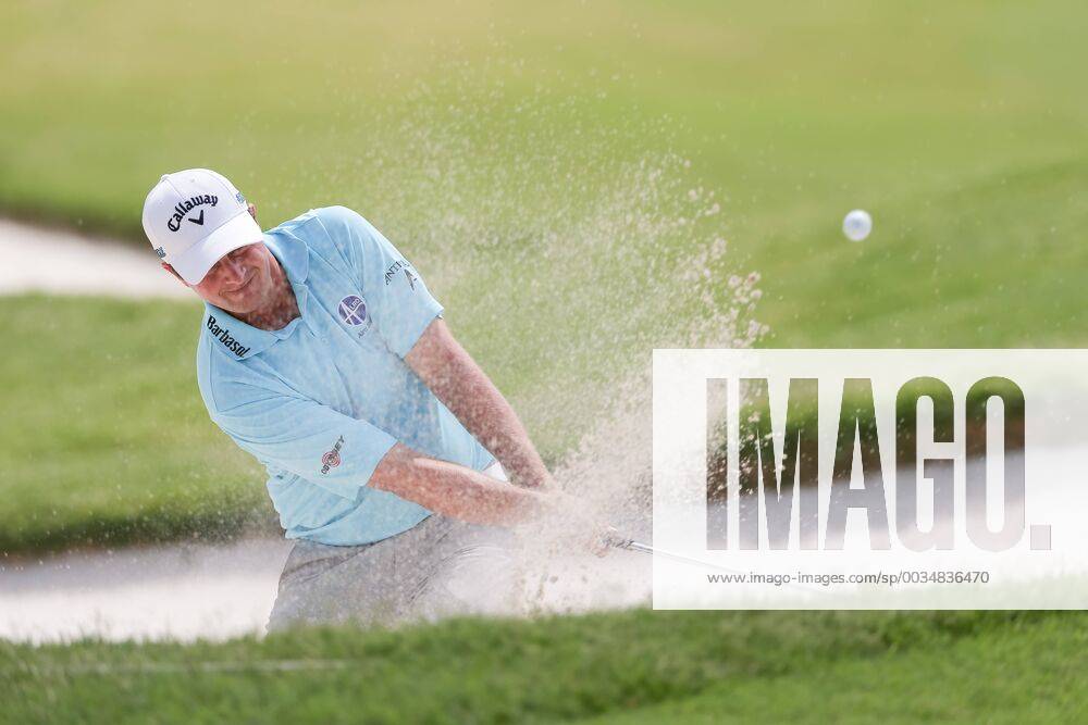 FORT WORTH, TX - MAY 25: Brian Stuard hits out of the 18 green side bunker during the second round of the Fort Worth Invitational on May 25, 2018 at Colonial Country Club in Fort Worth, TX. (Photo by Andrew Dieb Icon Sportswire) GOLF: MAY 25 PGA Golf Herren - Fort Worth Invitational Icon180525793