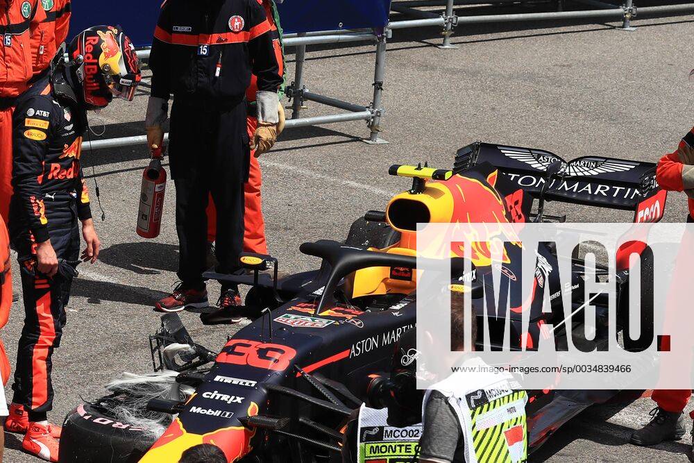 26th May 2018, Circuit de Monaco, Monaco, Monte Carlo; Monaco Formula 1 Grand Prix, Saturday qualifying; Aston Martin Red Bull Racing TAG Heuer, Max Verstappen crashes on exit of Swimming Pool and inspects the front right damage ActionPlus12028816 Octane