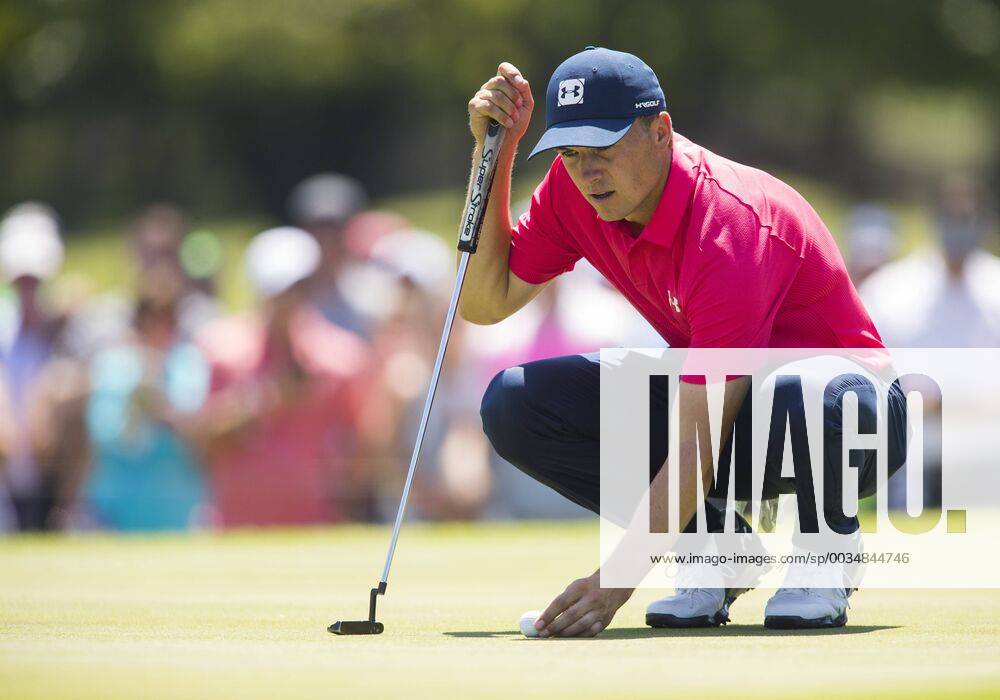 Fort Worth, TX, USA - FORT WORTH, TX - MAY 26, 2018 - Jordan Spieth lines up a birdie putt on the 7th hole during the third round of the 2018 Fort Worth Invitational PGA Golf Herren at Colonial Country Club in Fort Worth, Texas 2018 Fort Worth Invitational PGA - ZUMAsc5_ 20180526_zaf_sc5_006