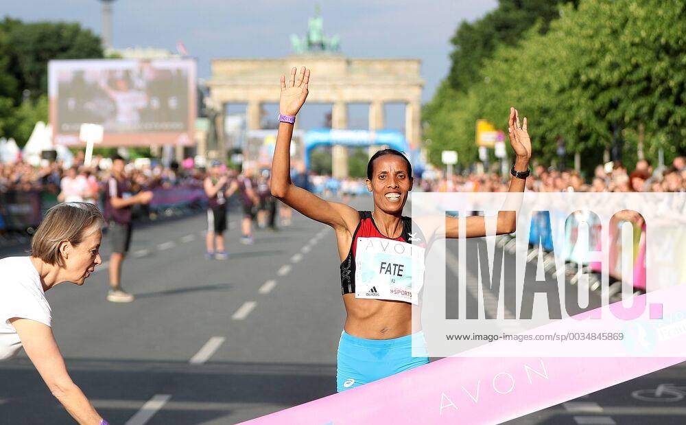 - SPORT Berlin, 26.05.18, 35. Avon Frauenlauf Berlin, Deutschland, GER Bild: Bild: Siegerin Fate Tola (Hannover Athletics) AVON Frauenlauf Berlin