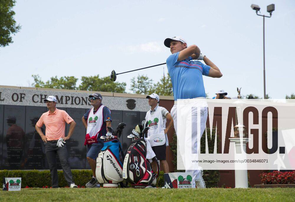 Fort Worth, TX, USA - FORT WORTH, TX - MAY 26, 2018 - Emiliano Grillo tees off on the first hole to start the third round of the 2018 Fort Worth Invitational PGA Golf Herren at Colonial Country Club in Fort Worth, Texas 2018 Fort Worth Invitational PGA - ZUMAsc5_ 20180526_zaf_sc5_009