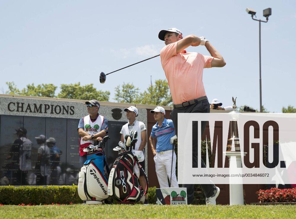 Fort Worth, TX, USA - FORT WORTH, TX - MAY 26, 2018 - Justin Rose tees off on the first hole to start the third round of the 2018 Fort Worth Invitational PGA Golf Herren at Colonial Country Club in Fort Worth, Texas 2018 Fort Worth Invitational PGA - ZUMAsc5_ 20180526_zaf_sc5_010