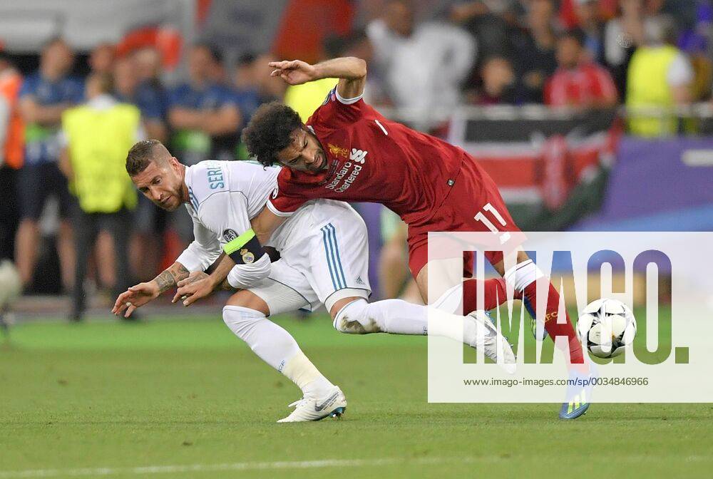 - SPORT Fußball, CL Finale, Real Madrid - FC Liverpool 26.05.2018, Fussball UEFA Championsleague Finale 2018, Real Madrid - FC Liverpool, im Olympiastadion Kiew (Ukraine). v.l. Sergio Ramos (Real Madrid) gegen Mohamed Salah (FC Liverpool)