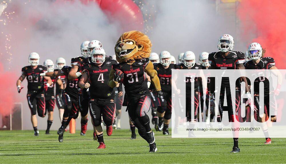 - SPORT Einlauf der Braunschweig Lions mit Maskottchen Henri