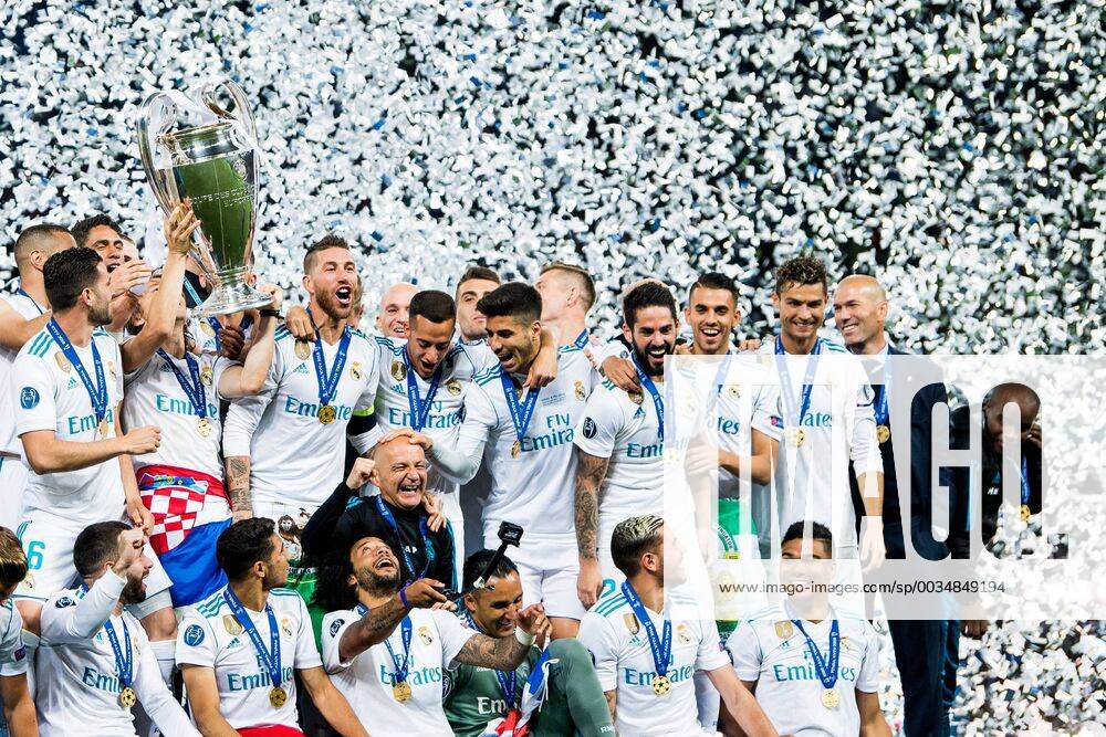 Players of Real Madrid celebrate with the trophy after the UEFA Champions League final between Real Madrid and Liverpool on May 26, 2018 in Kyiv. Photo: Vegard Wivestad Grott BILDBYRAN kod VG 170178