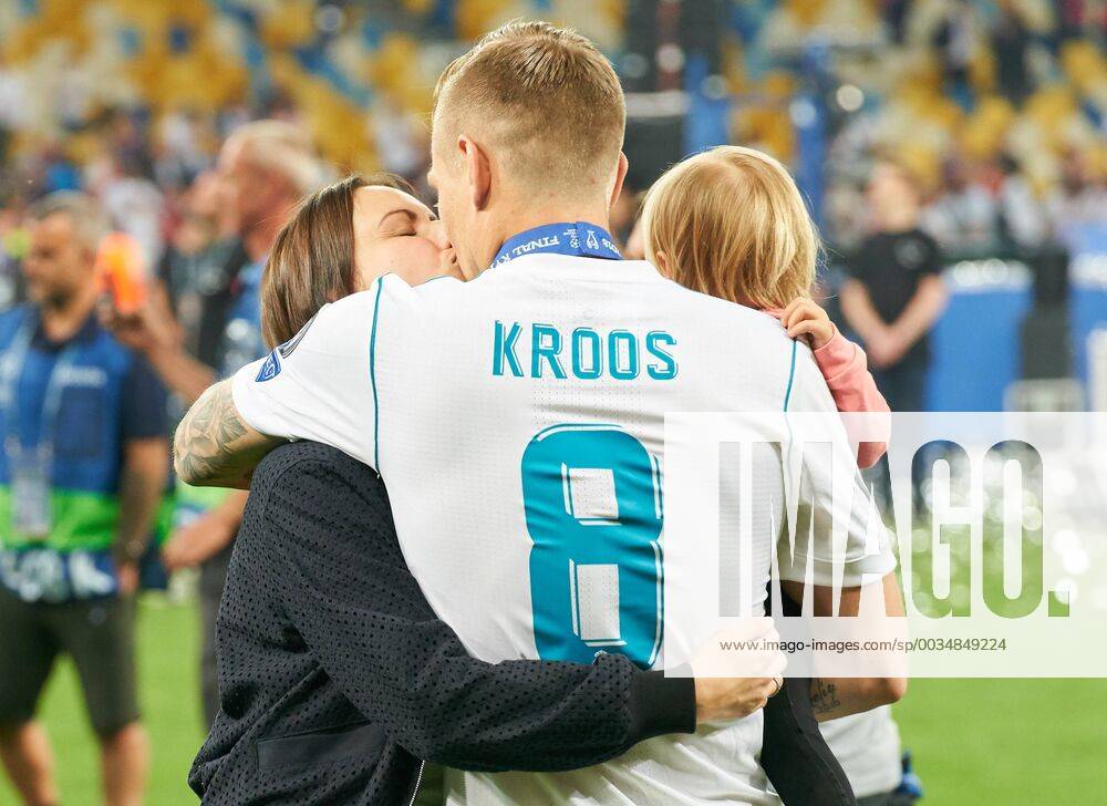 Fußball, Real Madrid gewinnt Champions League Jessica Farber, Frau von Toni KROOS, Real Madrid 8 mit Tochter und Sohn Leon, mit Champions League Pokal, Trophaee, Pott, ceremony, REAL MADRID - FC LIVERPOOL Fussball UEFA Champions League, Finale, Kiew, Ukraine, May 26, 2018 CL Season 2017 2018