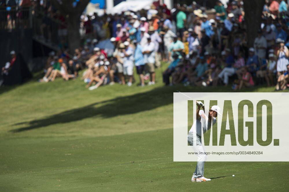 Fort Worth, TX, USA - FORT WORTH, TX - MAY 26, 2018 - Rickie Fowler hits his approach shot to the 18th green during the third round of the 2018 Fort Worth Invitational PGA Golf Herren at Colonial Country Club in Fort Worth, Texas 2018 Fort Worth Invitational PGA - ZUMAsc5_ 20180526_zaf_sc5_019