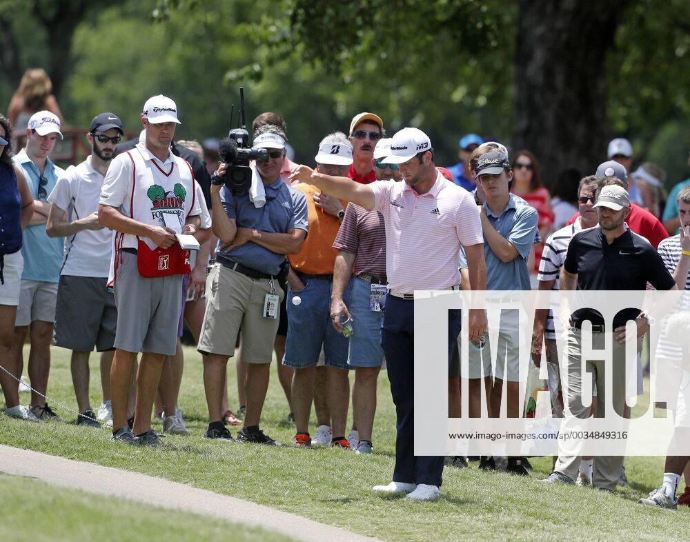 Fort Worth, TX, USA - Jon Rahm drops his ball inbounds after driving his 18th tee shot out-of-bounds during the Fort Worth Invitational Golf Tournament at Colonial Country Club Saturday May 26, 2018 in Fort Worth, Texas. Fort Worth Invivtational - ZUMAm67_ 20180526_zaf_m67_001