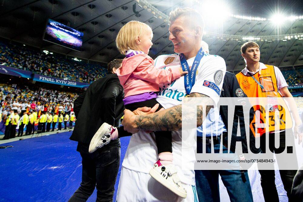 - SPORT 180526 Toni Kroos of Real Madrid celebrates with his child after the UEFA Champions League final between Real Madrid and Liverpool on May 26, 2018 in Kyiv. Photo: Vegard Wivestad Grott BILDBYRAN kod VG 170178