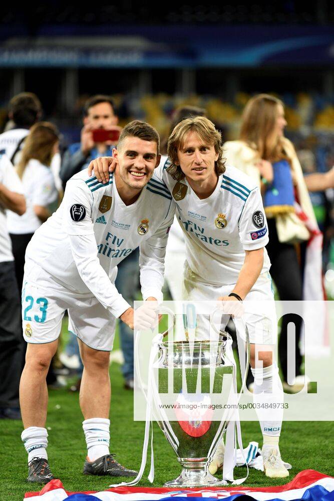 Real Madrid s players Mateo Kovacic (L) and Luka Modric (R) celebrate with the trophy after their team won the UEFA Champions League final game between Real Madrid and Liverpool FC at the NSC Olimpiyskiy stadium in Kiev, Ukraine, 26 May 2018. UCL Final 2018 - Real Madrid vs Liverpool FC !ACHTUNG: NUR REDAKTIONELLE NUTZUNG!