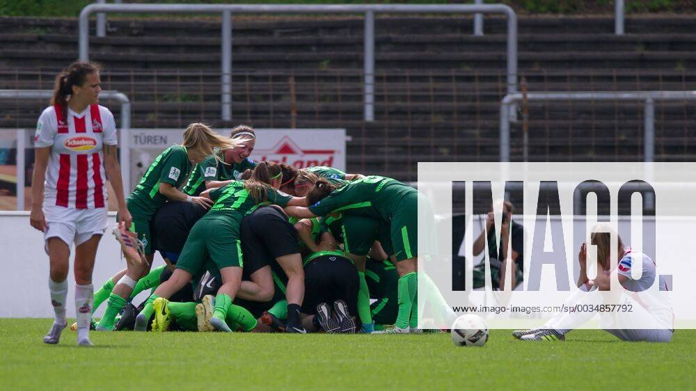 - SPORT Die Spielerinnen des SV Werder Bremen mit Jubel über den Klassenerhalt, Sieg, Freude, Party, Jubel über das gewonnene Spiel, feiern, Fussball, Allianz Frauen-Bundesliga, 1. FC Köln - SV Werder Bremen,
