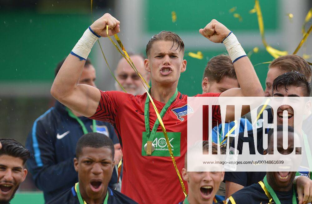 - SPORT Oberhausen, Germany 27.05.2018, A-Junioren-Bundesliga - 2017 18 Season, Finale, FC Schalke 04 U19 - Hertha BSC U19, Torwart Dennis Smarsch (BSC U19) jubelt, Jubel ( DeFodi521