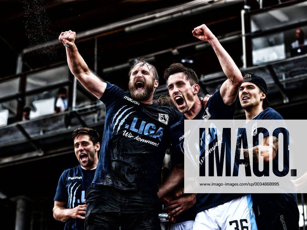 - SPORT Trainer Daniel Bierofka ( TSV 1860 Muenchen ) Phillipp Steinhart ( TSV 1860 Muenchen ) nach dem Aufstieg, TSV 1860 Muenchen vs. 1. FC Saarbruecken, Relegation 2018, Fussball, 27.05.2018, TSV 1860 Muenchen vs. 1. FC Saarbruecken, Relegation 2018, Fussball, 27.05.2018 Muenchen