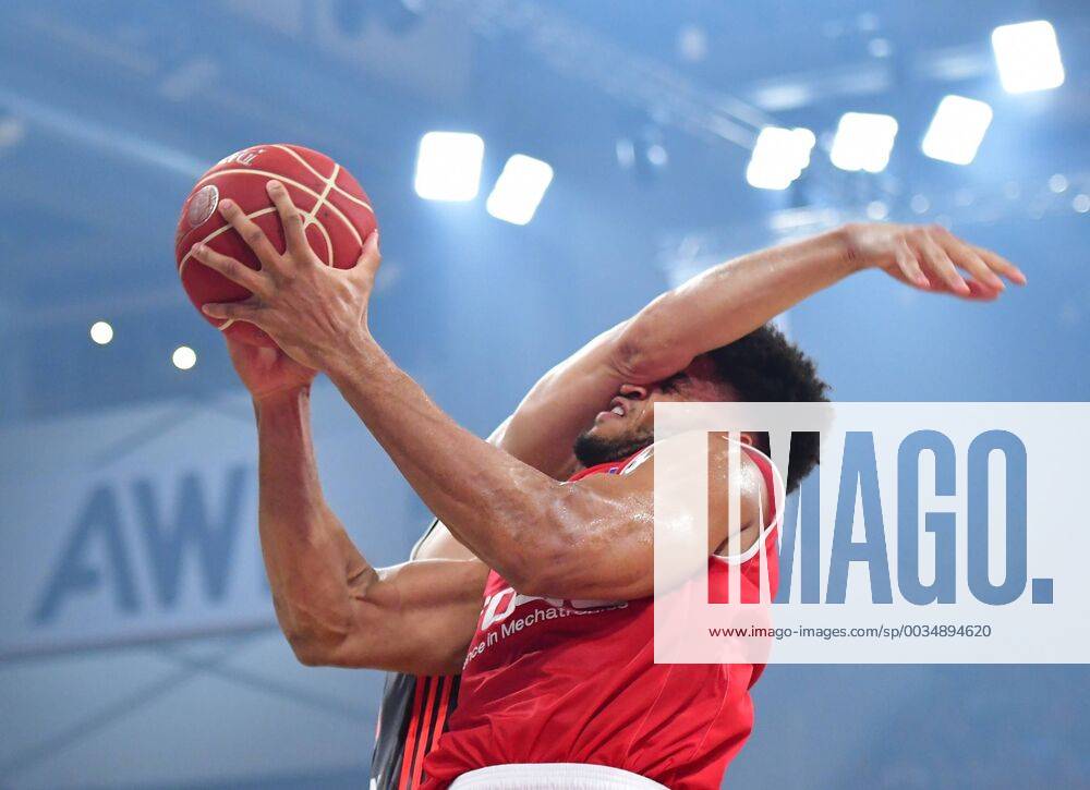 - SPORT 29.05.2018 - Basketball - Saison 2017 2018 - 1. Bundesliga easycredit BBL - 4. Halbfinalspiel: Brose Bamberg - FC Bayern München - HMI - Augustine Rubit (21, Brose Bamberg) gegen Maik Zirbes ( 33, FC Bayern München )