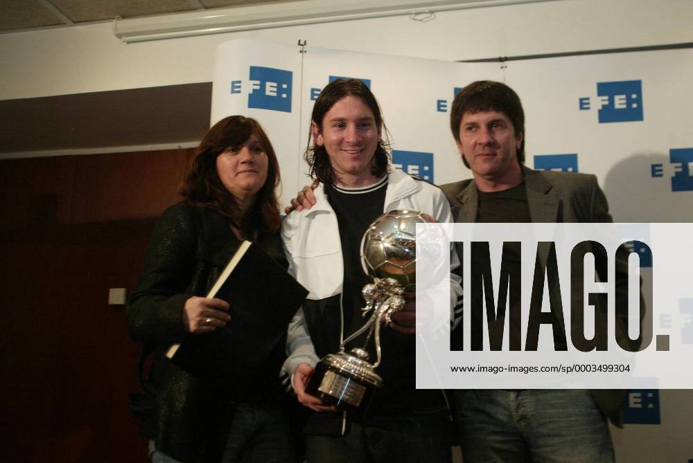 Lionel Messi (Argentinien FC Barcelona) freut sich mit seinen Eltern Celia Maria Cuccittini und Jorge Horacio über den Preis für den Besten südamerikanischen Spieler in der spanischen Liga - - NOxONLINExUSE Fußball Herren Primera Division 2007 2008, 1. Spanische Liga, FC Barca Gruppe o0 südamerikanischer Preisträger Barcelona Fußball Herren Primera Division 2007 2008, 1. Spanische Liga, FC Barca Gruppe o0 südamerikanischer Preisträger Barcelona