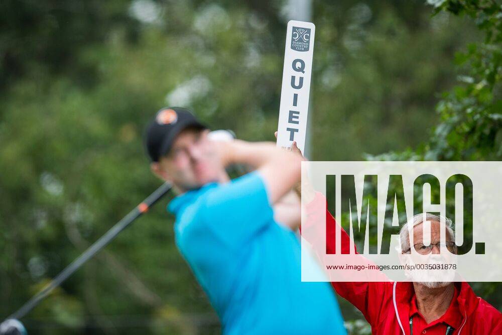 GOLF - PGA Golf Herren Shot Clock Masters 2018 ATZENBRUGG,AUSTRIA,07.JUN.18 - GOLF - PGA European Tour, Shot Clock Masters, Diamond Country Club. Image shows a volunteer and a golfer. GEPAxpictures xDanielxGoetzhaber
