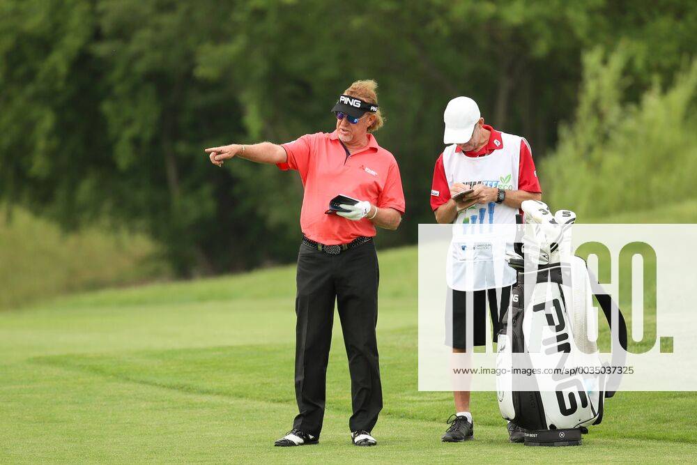 GOLF - PGA Golf Herren Shot Clock Masters 2018 ATZENBRUGG,AUSTRIA,08.JUN.18 - GOLF - PGA European Tour, Shot Clock Masters, Diamond Country Club. Image shows Miguel Angel Jimenez (ESP) with his caddy. GEPAxpictures xChristianxWalgram