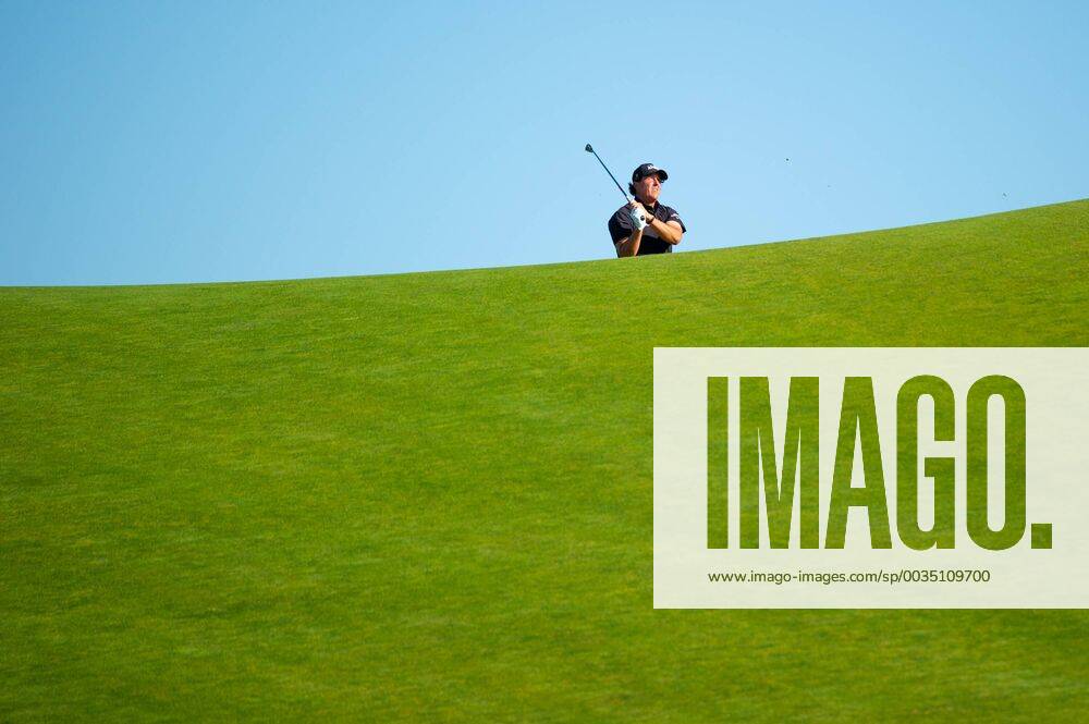 Phil Mickelson hits a shot from the 10th fairway in the first round of the 118th U.S. Open Championship at Shinnecock Hills Golf Club in Southampton, New York on June 14, 2018. NYP20180614112 COREYxSIPKIN