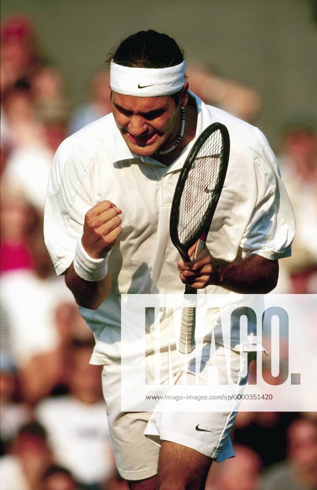 Roger Federer (Schweiz) jubelt Tennis Herren All England Championships 2001, ATP-Tour, Grand Slam, Rasen, Rasenplatz, Rasentennis, Rasenturnier Einzelbild Wimbledon London Freude,