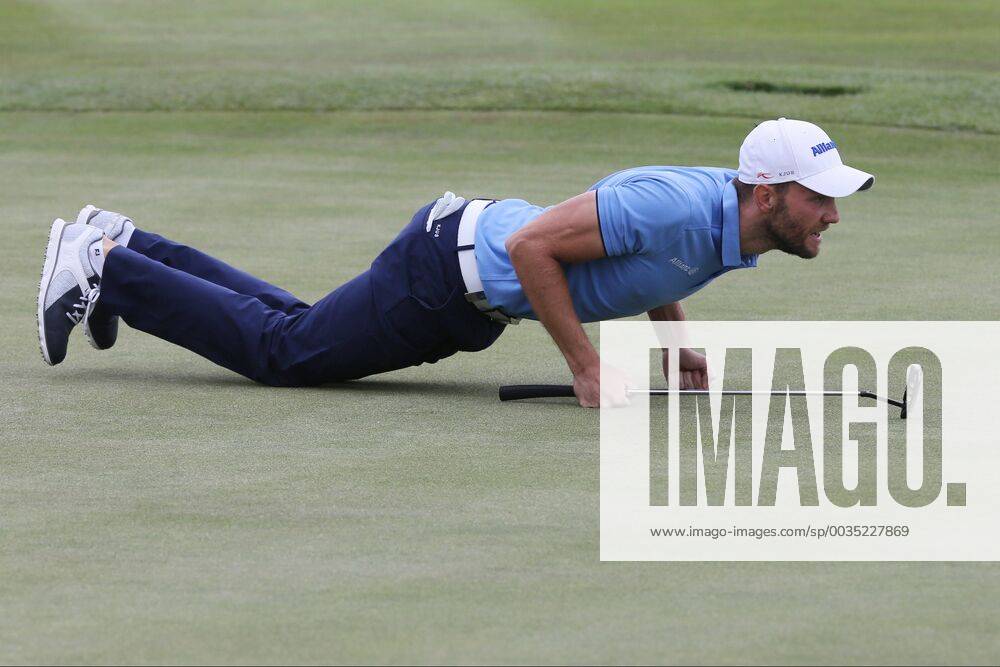 Max Kieffer (GER) spielt um den Sieg mit, 3. Tag, Putting Linie im Liegen kontrollieren 30. BMW International Open, Golf, Golf Open, Gut Laerchenhof, Koeln, 23.06.2018 BMW International Open , Golf Koeln
