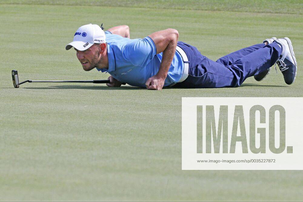 Max Kieffer (GER) spielt um den Sieg mit, 3. Tag, Putting Linie im Liegen kontrollieren 30. BMW International Open, Golf, Golf Open, Gut Laerchenhof, Koeln, 23.06.2018 BMW International Open , Golf Koeln