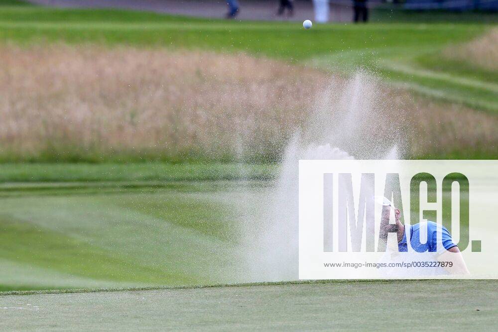 Max Kieffer (GER) spielt um den Sieg mit, 3. Tag, Schlag aus dem Bunker, Sand spritzt, 30. BMW International Open, Golf, Golf Open, Gut Laerchenhof, Koeln, 23.06.2018 BMW International Open , Golf Koeln
