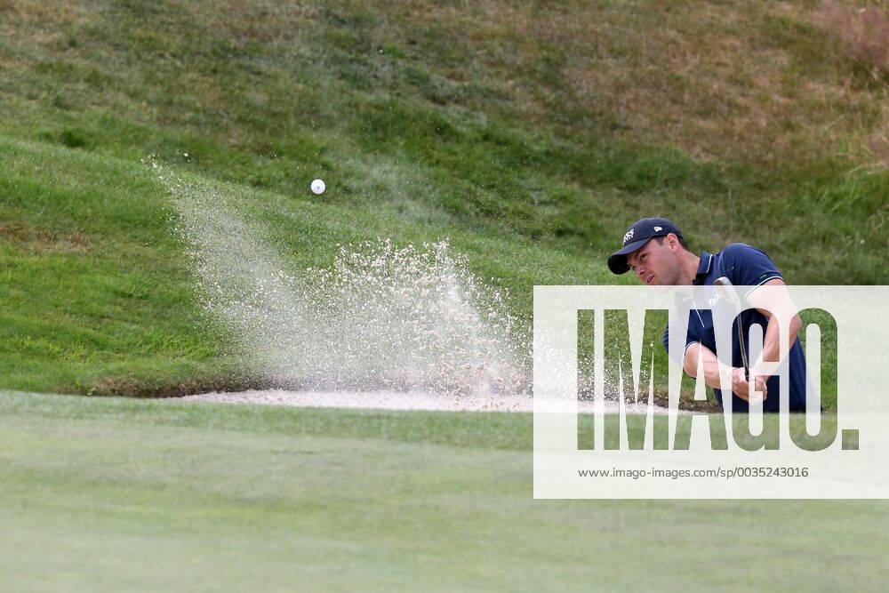 Martin Kaymer (GER) spielt um den Sieg mit, Erfolgreicher Schlag aus dem Bunker, Sand, Bunkerschlag, 4. Tag, 30. BMW International Open, Golf, Golf Open, Gut Lärchenhof, Köln, 24.06.2018 BMW International Open , Golf Köln