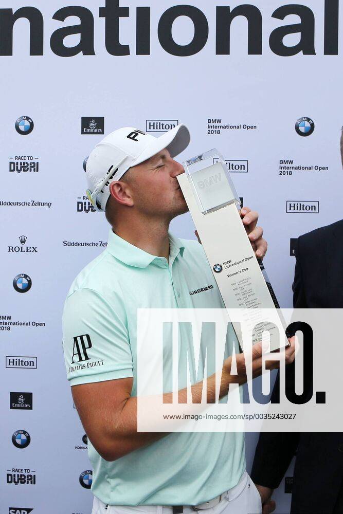 Gewinner Matt Wallace (GB) mit dem Kuss auf den Siegerpokal, Sieger, 1. Platz, 4. Tag, 30. BMW International Open, Golf, Golf Open, Gut Lärchenhof, Köln, 24.06.2018 BMW International Open , Golf Köln