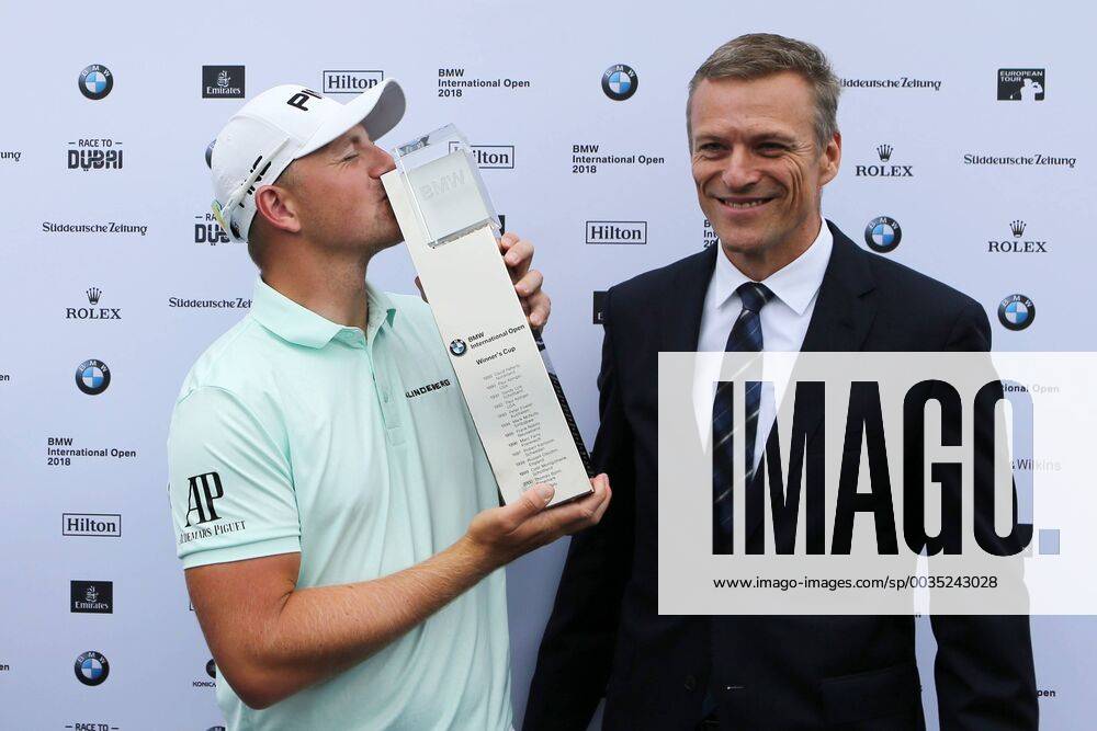 - SPORT Gewinner Matt Wallace (GB) mit dem Kuss auf den Siegerpokal, Sieger, 1. Platz, 4. Tag, 30. BMW International Open, Golf, Golf Open, Gut Lärchenhof, Köln, 24.06.2018 BMW International Open , Golf Köln