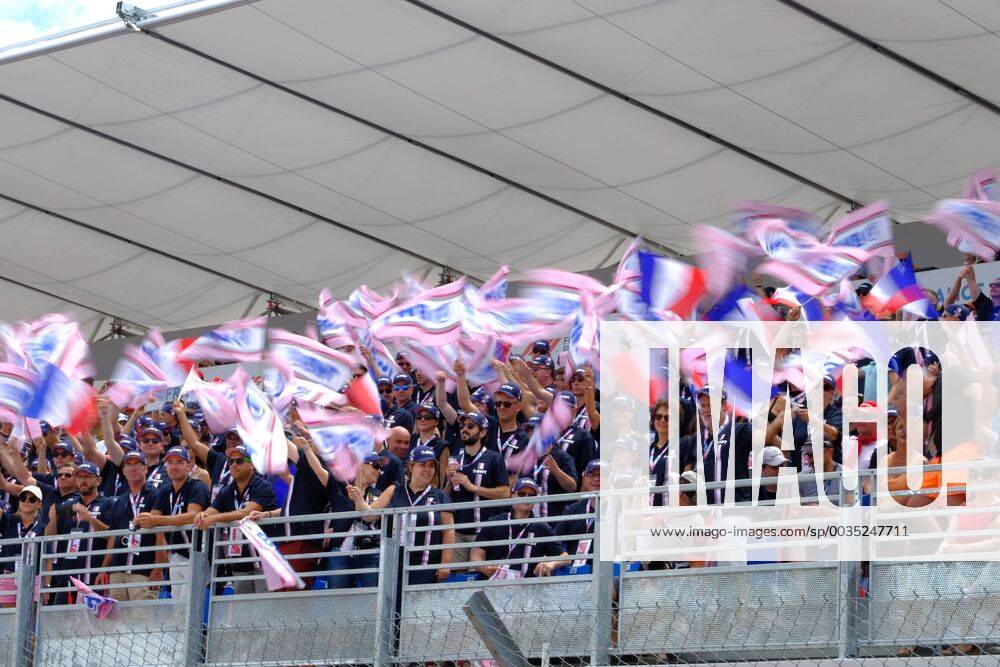 Le Castellet, Var, France - The Force India 31 Driver ESTEBAN OCON (FRA) fans during the Formula one French Grand Prix at the Paul Ricard circuit at Le Castellet - France. F1 2018: French Grand Prix : Lewis Hamilton won - ZUMAp119 20180624_zaf_p119_049