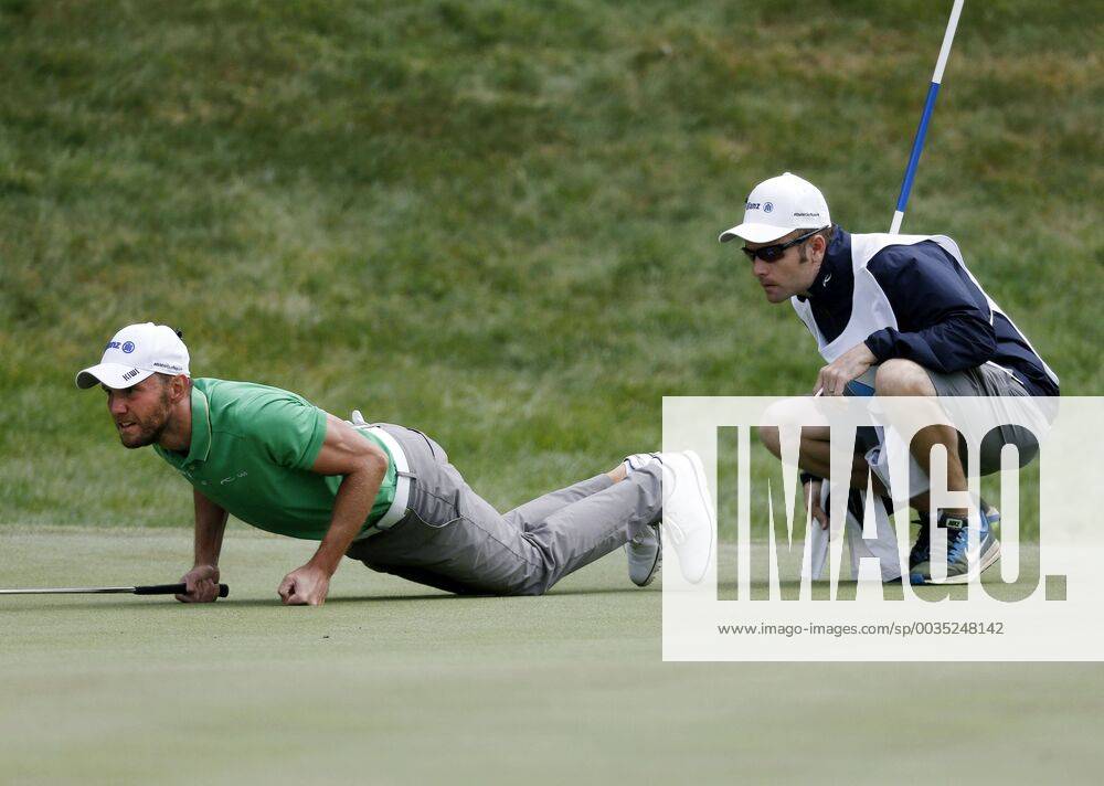 Golf, 30. BMW International Open, Golf Club Lärchenhof, Pulheim bei Köln am 24. Juni 2018 Maximilian KIEFFER (GER) li.- versucht gemeinsam mit seinem Caddie re.- das Grün ( Green ) zu lesen, um mit einem gelungenen Putt den Ball im Loch zu versenken