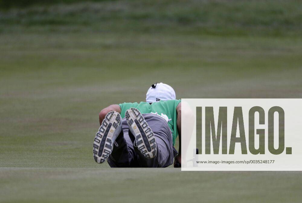 Golf, 30. BMW International Open, Golf Club Lärchenhof, Pulheim bei Köln am 24. Juni 2018 Maximilian KIEFFER (GER) versucht im Liegen das Grün ( Green ) zu lesen, um mit einem gelungenen Putt den Ball im Loch zu versenken