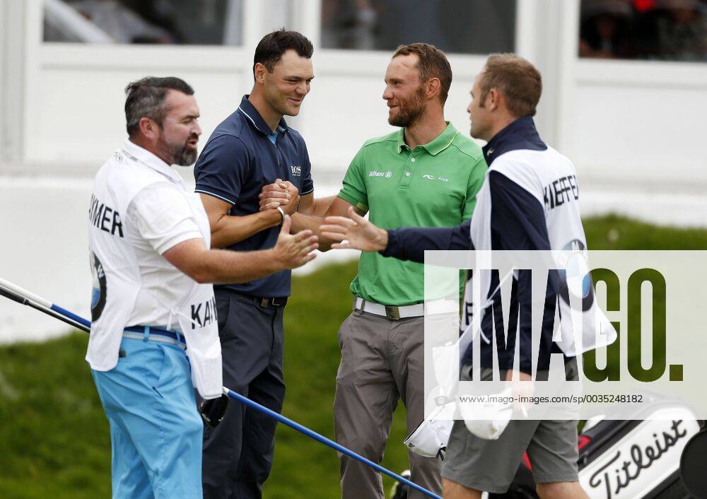Golf, 30. BMW International Open, Golf Club Lärchenhof, Pulheim bei Köln am 24. Juni 2018 Martin KAYMER (GER) 2.v.li.- mit seinem Caddie li.- und Maximilian KIEFFER (GER) 2.v.re.- und sein Caddie re.- nach dem Abschluss der gemeinsamen Runde
