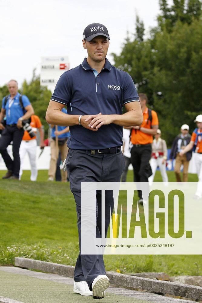 Golf, 30. BMW International Open, Golf Club Lärchenhof, Pulheim bei Köln am 24. Juni 2018 Martin KAYMER (GER) überquert nach seinem Abschlag eine Brücke auf dem Weg zur Spielbahn