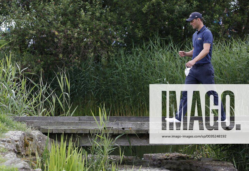 Golf, 30. BMW International Open, Golf Club Lärchenhof, Pulheim bei Köln am 24. Juni 2018 Martin KAYMER (GER) überquert nach seinem Abschlag eine Brücke auf dem Weg zur Spielbahn