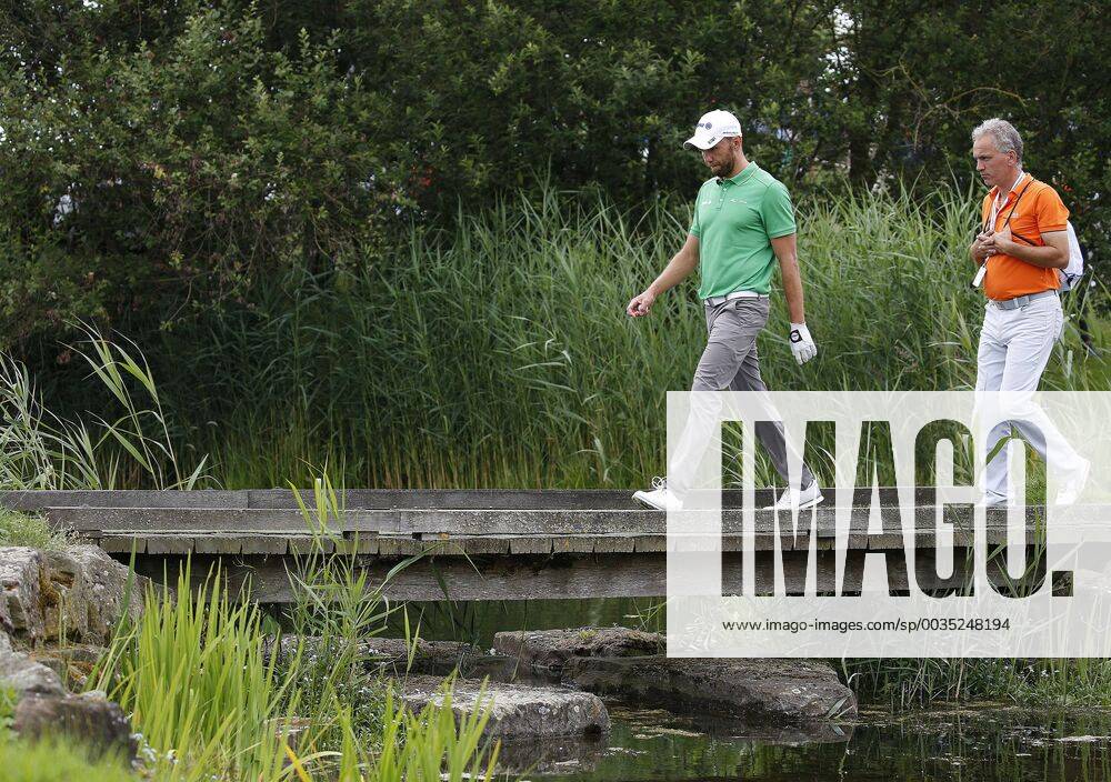 Golf, 30. BMW International Open, Golf Club Lärchenhof, Pulheim bei Köln am 24. Juni 2018 Maximilian KIEFFER (GER) li.- überquert nach seinem Abschlag eine Brücke auf dem Weg zur Spielbahn