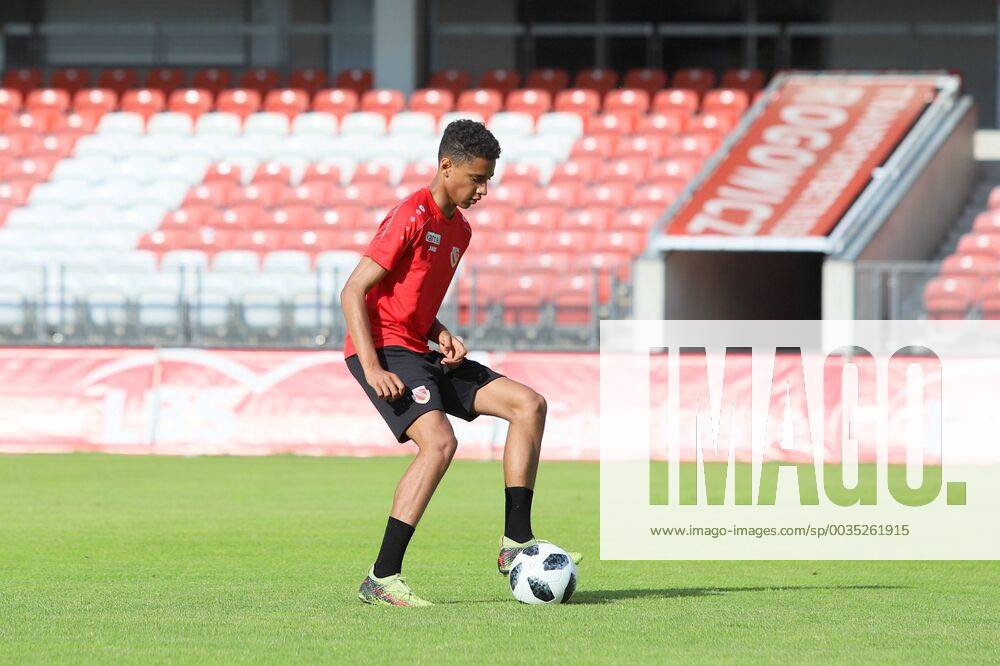 Rasen-Trainigsauftakt des FC Energie Cottbus mit Zuschauern - Kevin Schade Fussball 3. Liga Rasen-Trainingsauftakt FC Energie Cottbus