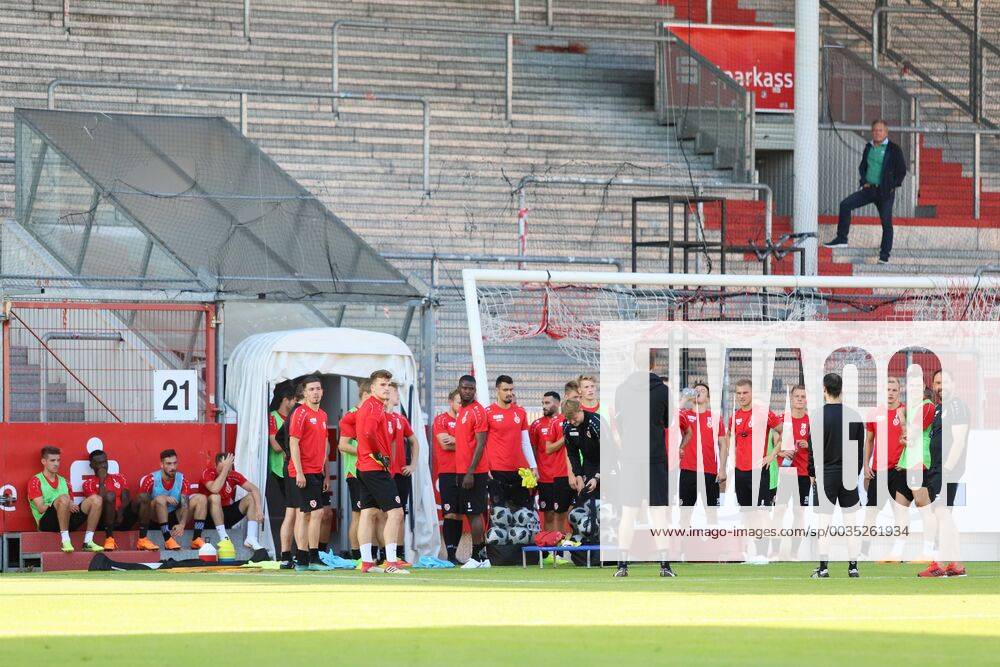 Rasen-Trainigsauftakt des FC Energie Cottbus mit Zuschauern Fussball 3. Liga Rasen-Trainingsauftakt FC Energie Cottbus