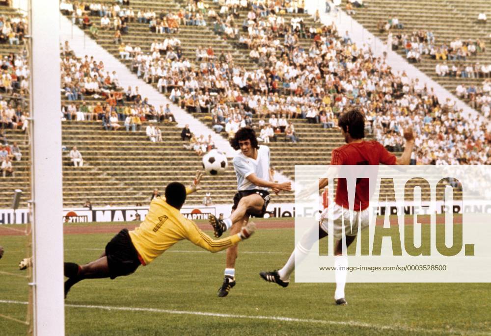 Rene Houseman (Argentinien, Mitte) erzielt den Treffer zum 2:0 gegen Torwart Henri Francillon und Philippe Vorbe (beide Haiti) Fußball WM Herren WM 1974, Nationalteam, Nationaltrikot, Länderspiel, Argentinien - Haiti 4:1 Gruppe München Dynamik, Fußball WM Herren WM 1974, Nationalteam, Nationaltrikot, Länderspiel, Argentinien - Haiti 4:1 Gruppe München Dynamik,