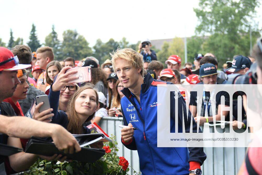 Brendon Hartley (Red Bull Toro Rosso Honda) schreibt Autogramme auf dem Styrian Green Carpet, Formel 1 Grosser Preis von Oesterreich, Red Bull Ring, 30.06.2018, Formel 1 Grosser Preis von Oesterreich, Red Bull Ring, 30.06.2018 Spielberg