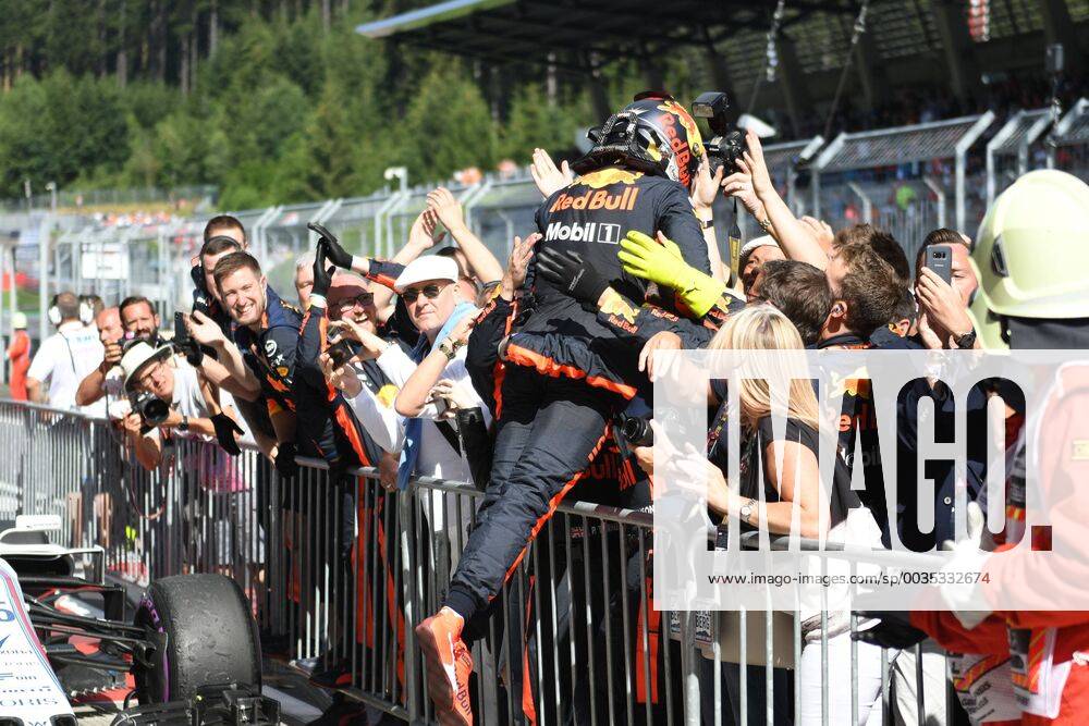 Max Verstappen (Aston Martin Red Bull Racing)bejubelt seinen Sieg mit seinen Teammitgliedern, Formel 1 Grosser Preis von Oesterreich, Red Bull Ring, 01.07.2018.2018, Formel 1 Grosser Preis von Oesterreich, Red Bull Ring, 01.07.2018 Spielberg