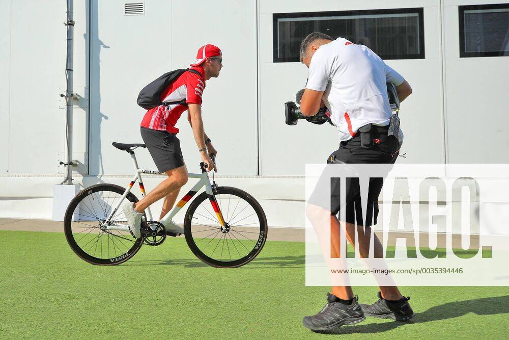 Sebastian Vettel (Scuderia Ferrari) mit Mountainbike AUT, FIA, Formel 1, Grosser Preis von Grossbritannien Silverstone
